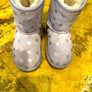Light purple with silver star ugg boots maybe worn twice size 9 toddler.